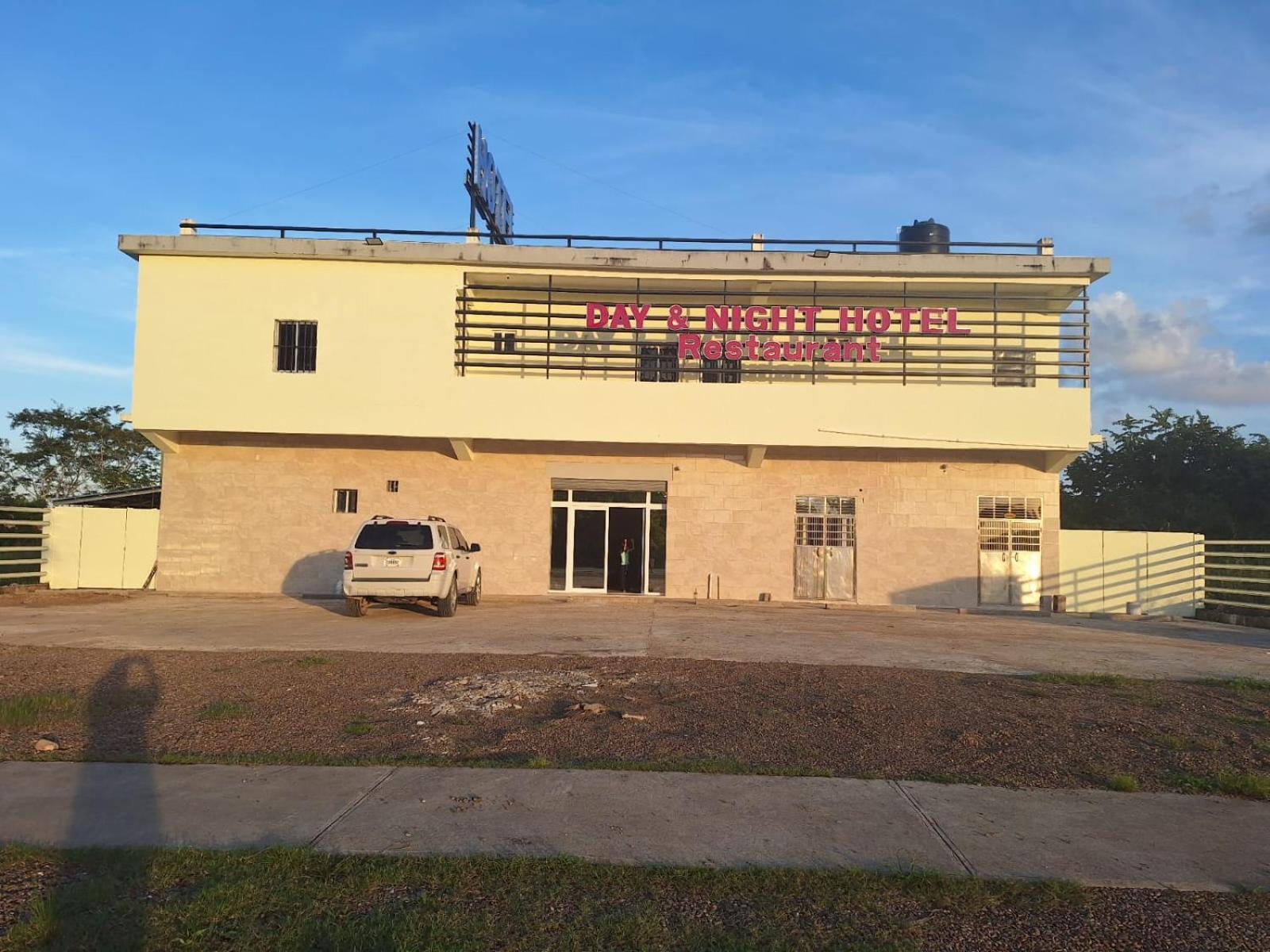 Day And Night Hotel Belmopan Extérieur photo