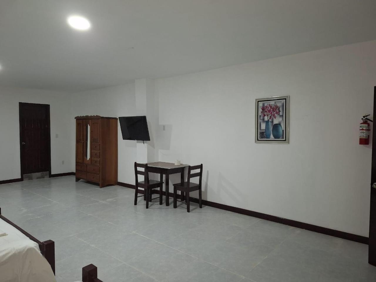 Day And Night Hotel Belmopan Extérieur photo